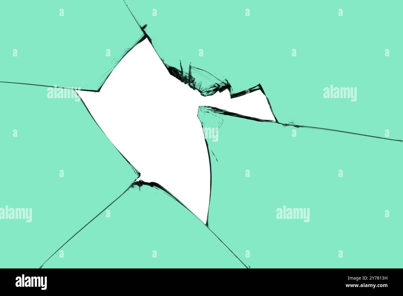Morceaux cassés miroir en verre isolateda morceau de verre cassé avec un trou et des fissures. Fenêtre verte avec fond blanc au centre, effet de destruction, t Banque D'Images