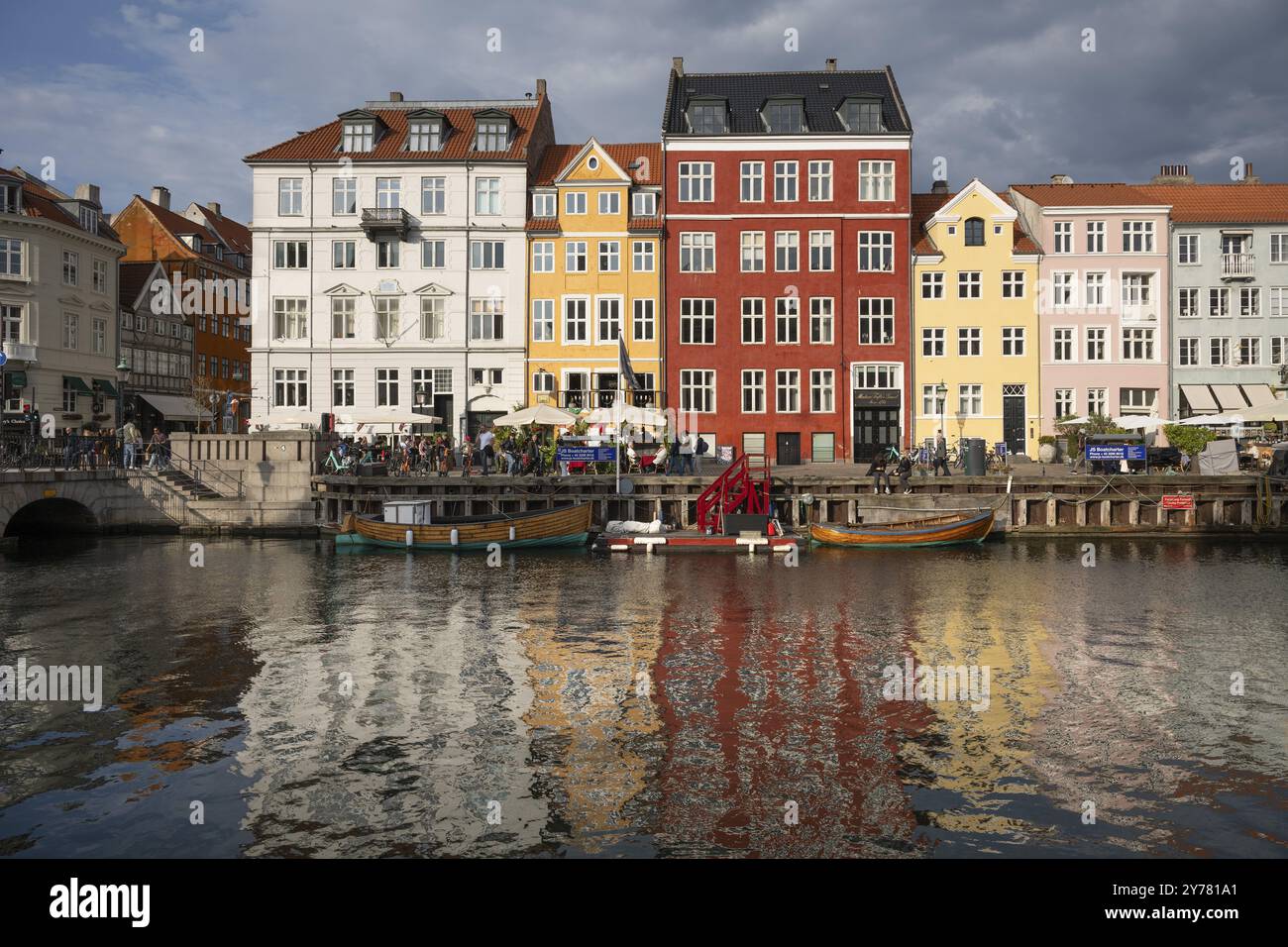 Nyhavn, dans le quartier Frederiksstaden, quartier portuaire avec des maisons de plus de 300 ans, promenade avec de nombreux cafés, pubs, restaurants, canal, touris Banque D'Images