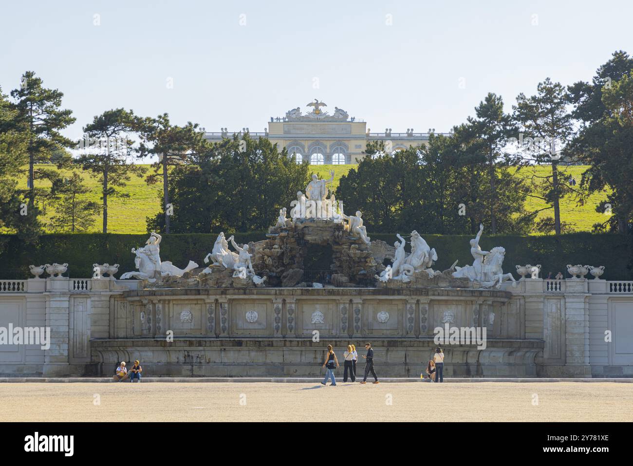 Fontaine de Neptune dans le Parc du Palais de Schoenbrunn, Gloriette en arrière-plan, Vienne, Autriche, Europe Banque D'Images