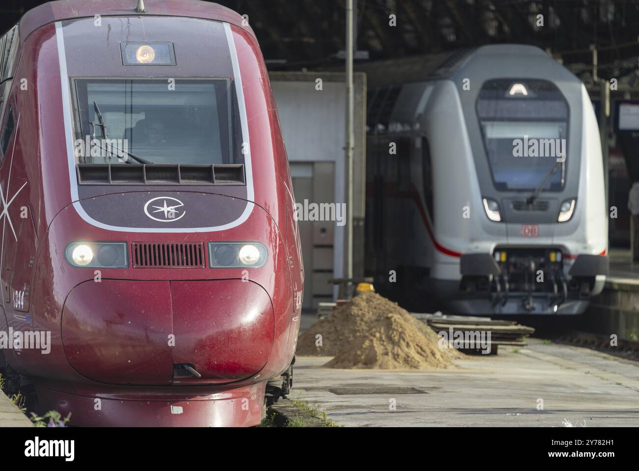 Train Eurostar prêt pour le départ sur son chemin vers Paris, à côté d'un IC en attente, gare centrale de Cologne, Cologne, Rhénanie du Nord-Westphalie, Allemagne, UE Banque D'Images