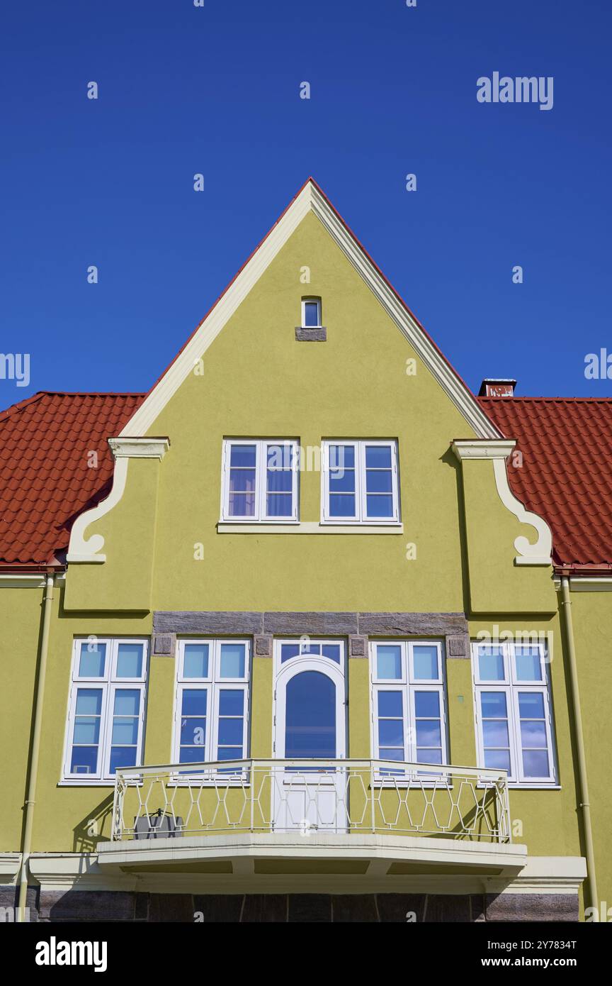 Pignon de maison avec toit en tuiles rouges et fenêtres blanches contre un ciel bleu clair, Molde, Romsdal, Norvège, Europe Banque D'Images