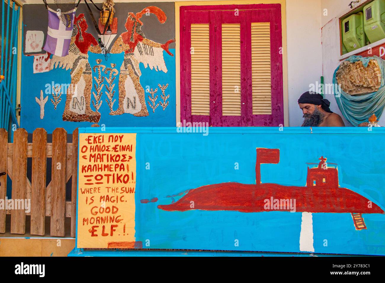 Un gentleman indien avec une longue barbe devant une maison aux couleurs vives dans la vieille ville de Malia, en Crète, en Grèce - où le soleil est magique Banque D'Images