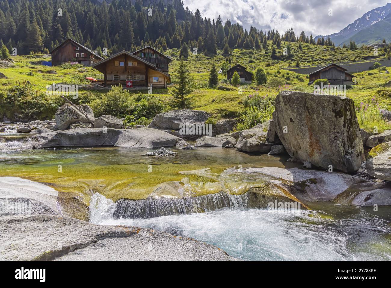 Wildbach rein da Christallina près de Medel. Chalet, maison en bois dans un style suisse typique. Medel, Canton de Graubuenden, Suisse, Europe Banque D'Images