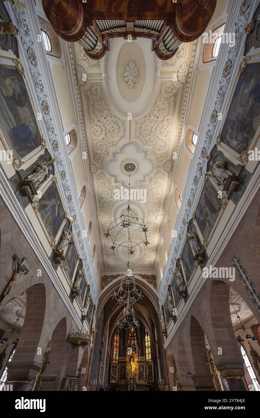 Plafond voûté avec orgue et choeur, Cathédrale notre-Dame, Villingen-Schwenningen, Bade-Wuerttemberg, Allemagne, Europe Banque D'Images