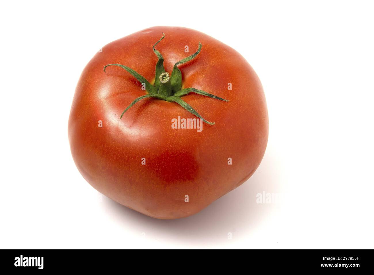 Une tomate rouge fraîche isolée sur blanc Banque D'Images