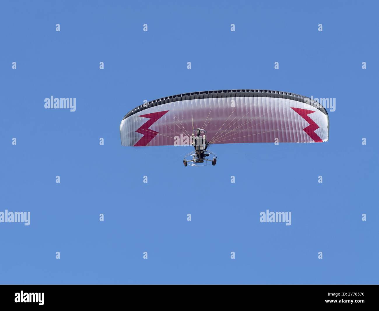 Voler sur un parapente, être engagé dans le sport sur un parag moteur Banque D'Images
