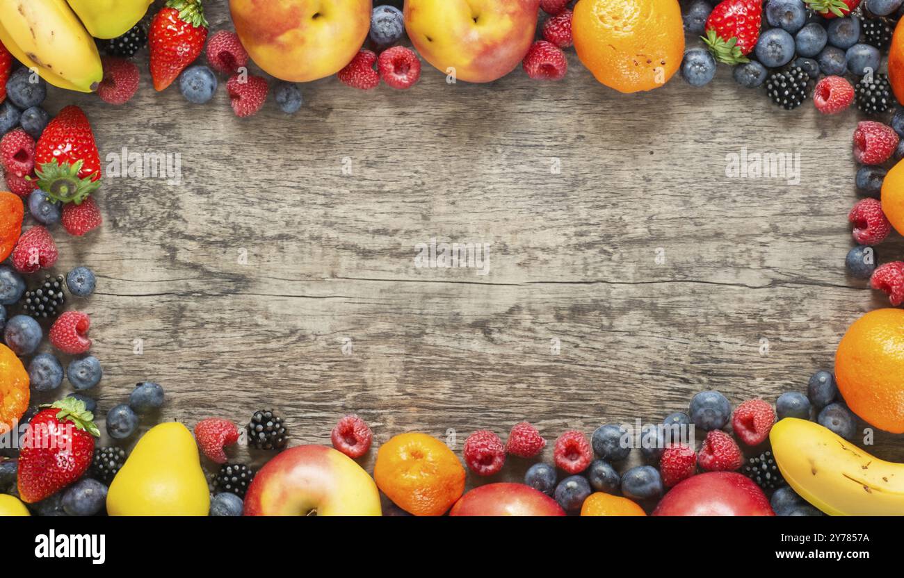 Fruits et baies sur la vue de dessus de table en bois avec espace pour le texte Banque D'Images