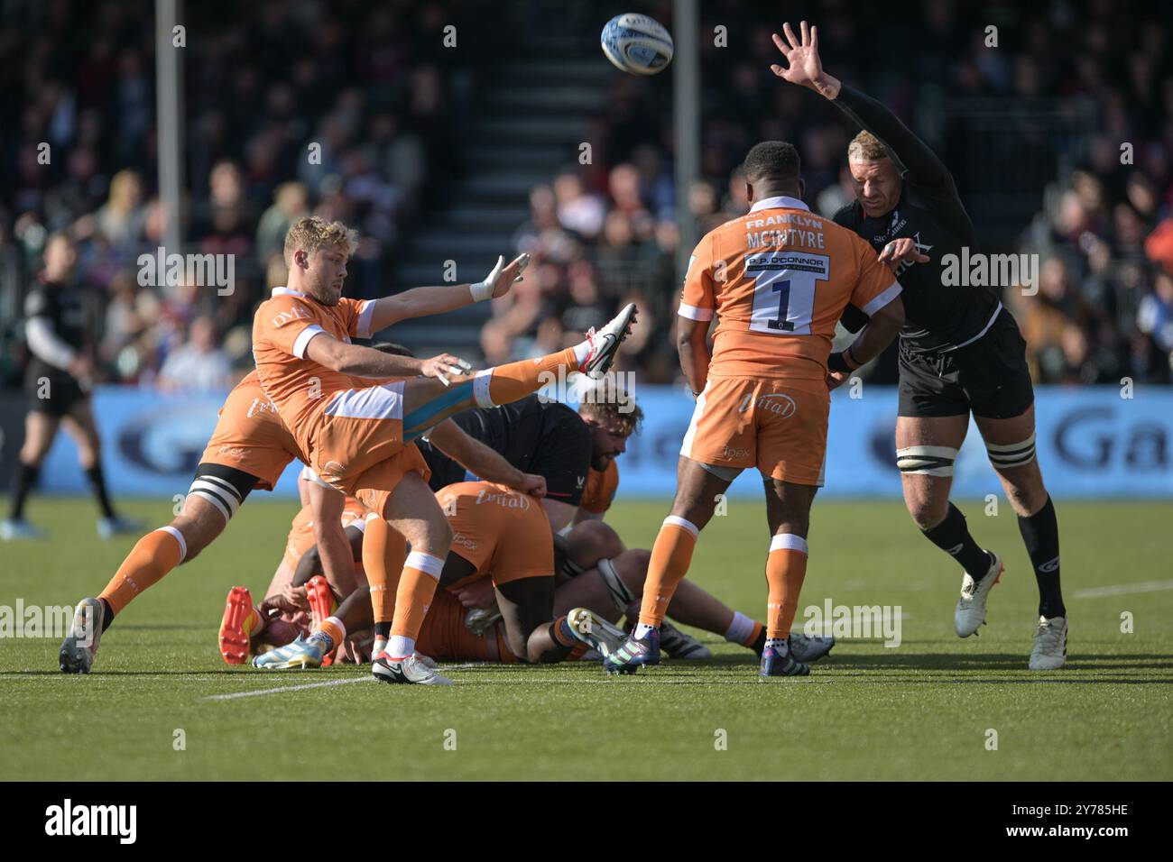 Londres, Royaume-Uni. 28 septembre 2024. Gus Warr de Sale Sharks s'empare du match de rugby Gallagher Premiership entre Saracens et Sale Sharks au StoneX Stadium de Londres, en Angleterre, le 28 septembre 2024. Photo de Phil Hutchinson. Utilisation éditoriale uniquement, licence requise pour une utilisation commerciale. Aucune utilisation dans les Paris, les jeux ou les publications d'un club/ligue/joueur. Crédit : UK Sports pics Ltd/Alamy Live News crédit : UK Sports pics Ltd/Alamy Live News Banque D'Images