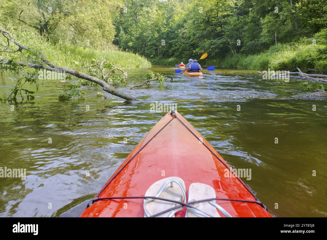 Jeunes rafting sur la rivière, kayak sur une rivière calme, rivière Angrapa, district de Gusevsky, région de Kaliningrad, Russie, 15 juin 2019, Europe Banque D'Images