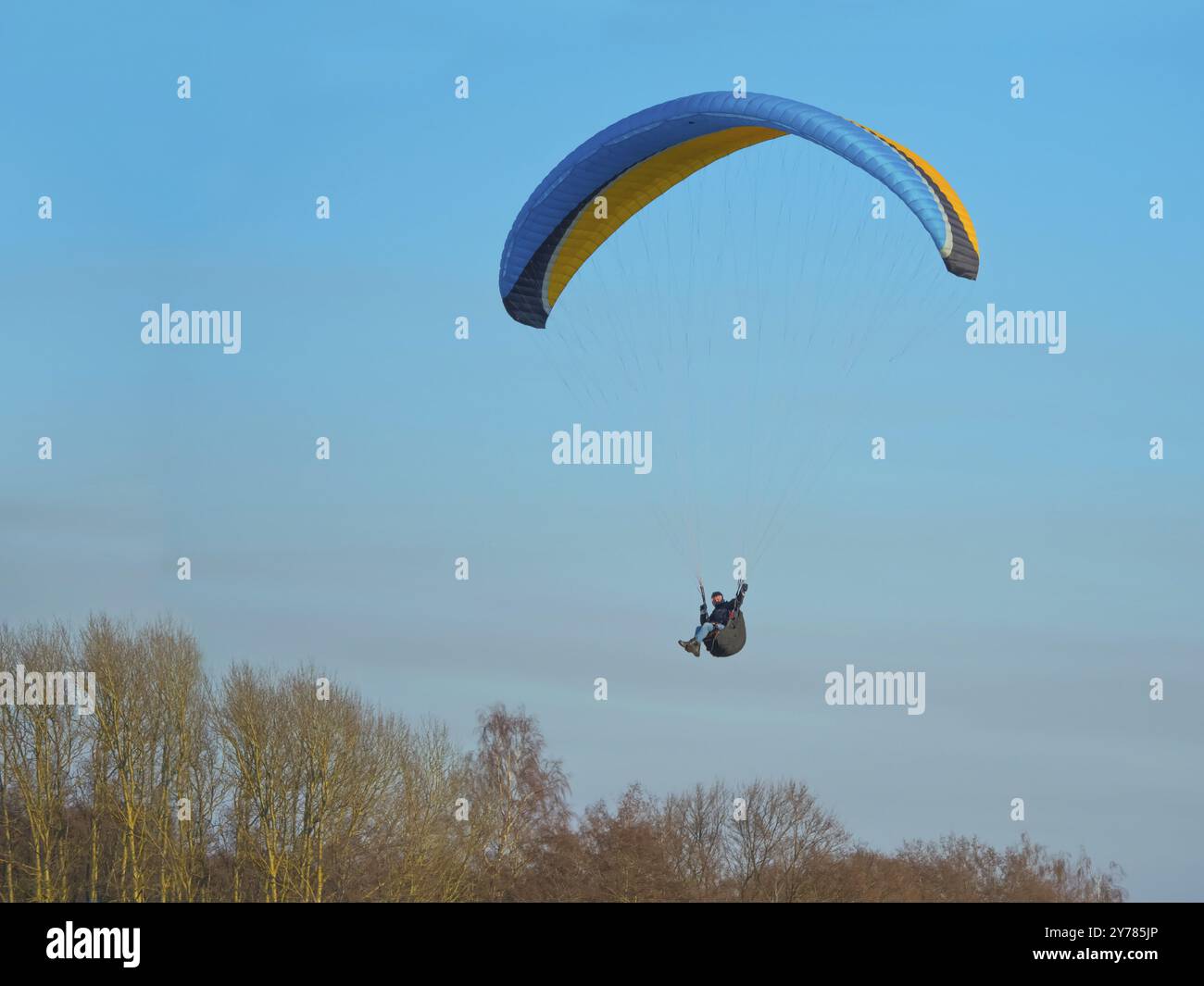 Voler sur un parapente, être engagé dans le sport sur un parag moteur Banque D'Images