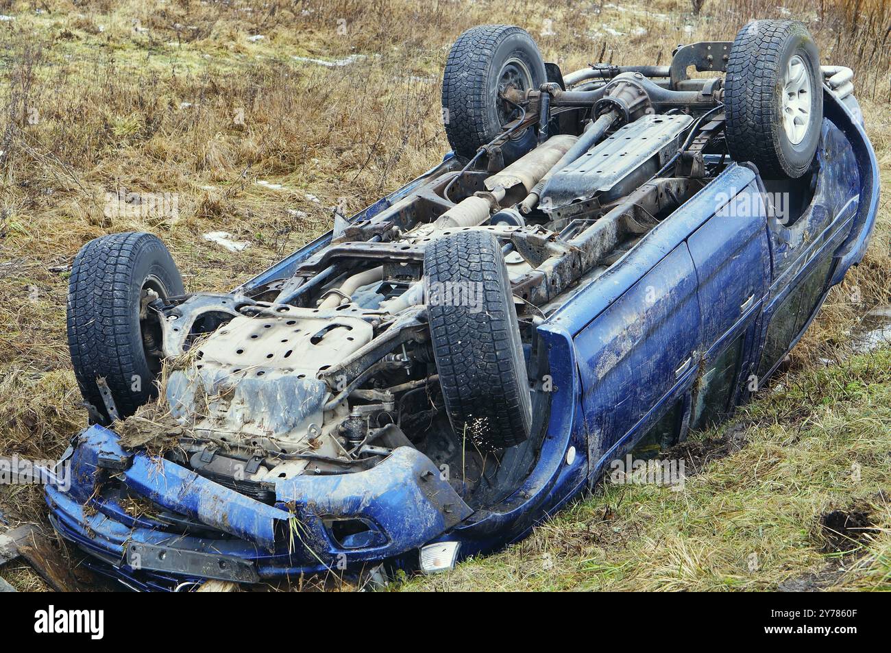 Accident de voiture, voiture bleue renversée sur l'accident de la route Banque D'Images