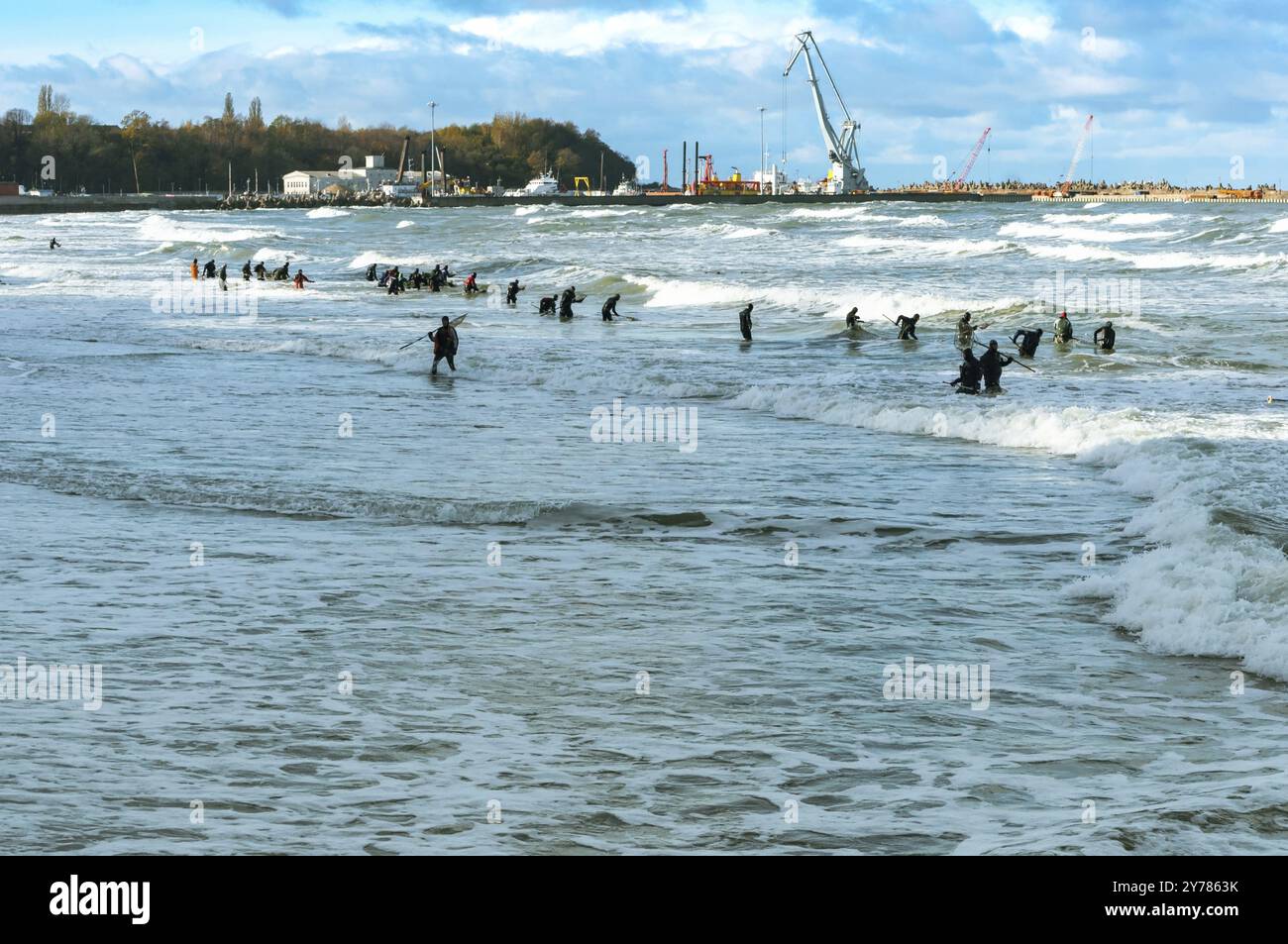 Mineurs d'ambre, pêche de l'ambre en mer, mer Baltique, région de Kaliningrad, Russie, 28 octobre 2018, Europe Banque D'Images