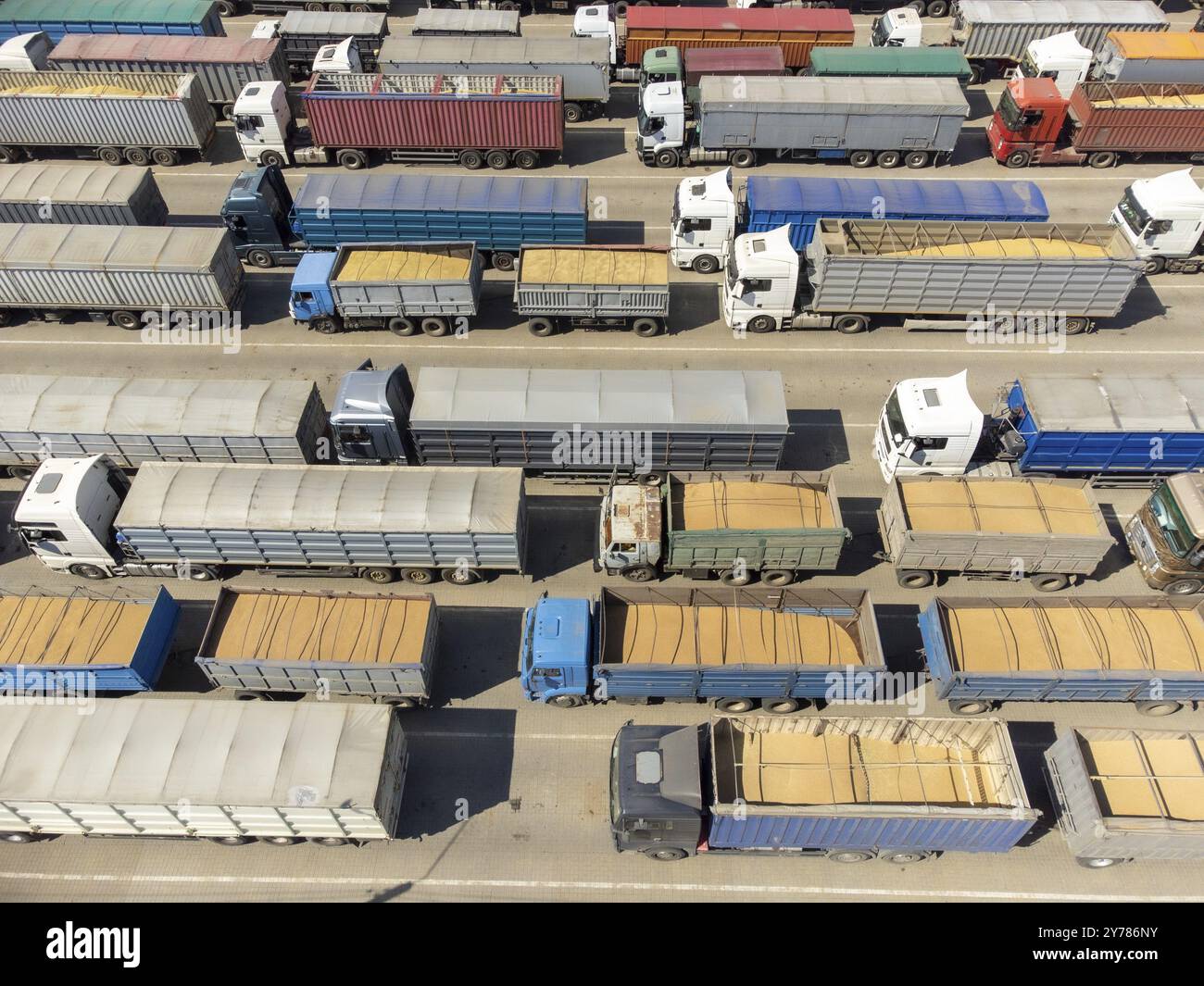 Les camions chargés de grain sont en attente, vue de dessus. Les chariots du terminal de port attendent d'être déchargés Banque D'Images