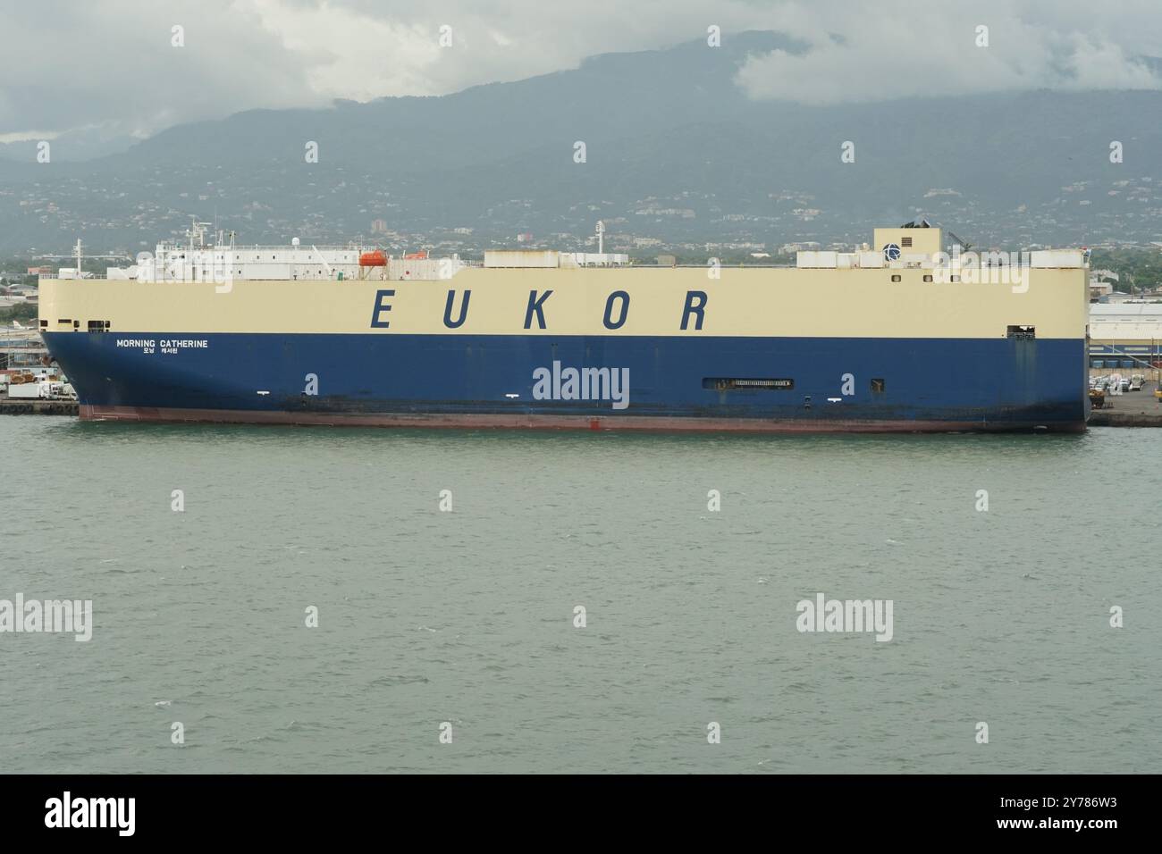 Véhicules transporteur matin Catherine naviguant sous le pavillon du Panama amarré dans le port de Kingston en Jamaïque. Banque D'Images