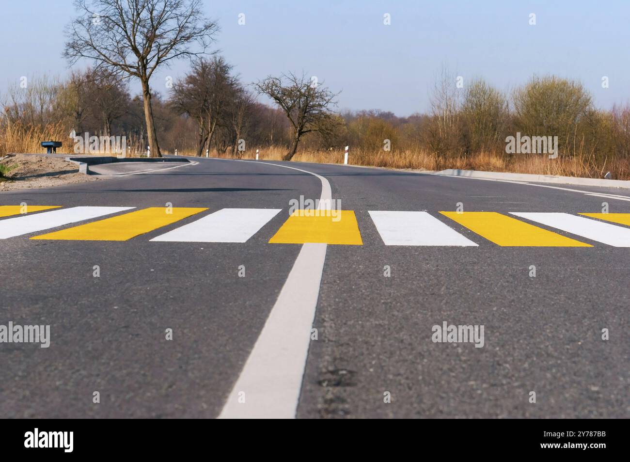 Marques jaunes blanches sur la route, passage piétonnier en dehors de la ville Banque D'Images