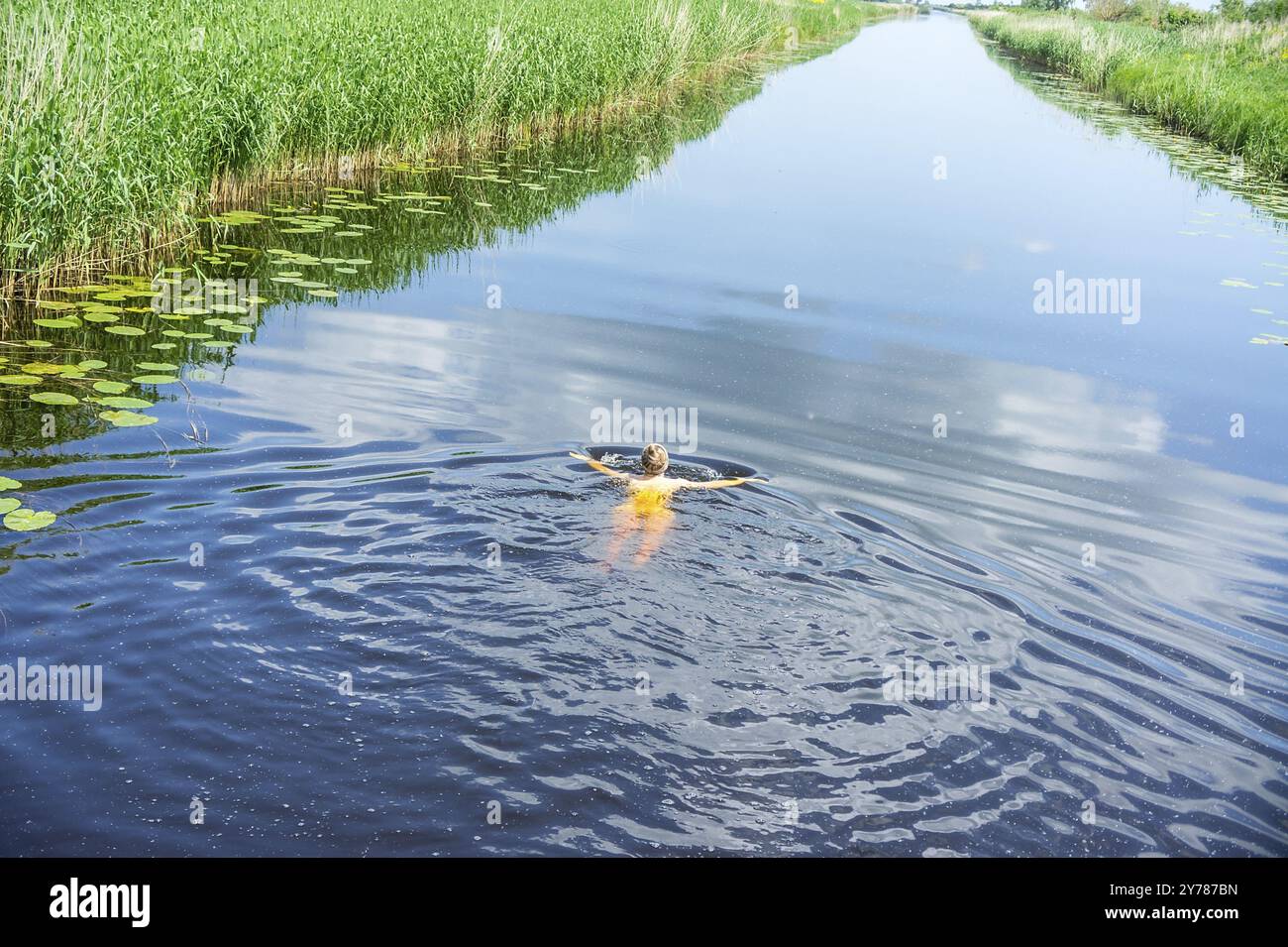 Région de Kaliningrad, Russie, 12 juin 2020. Une fille nage sur une rivière. Une fille baigneuse dans un lac, Europe Banque D'Images