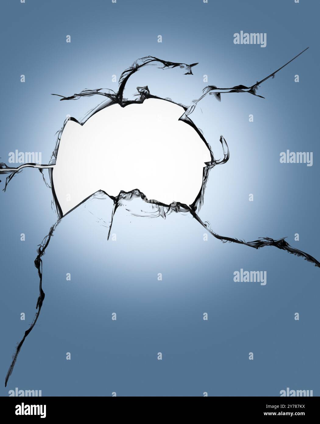 Verre cassé sur fond bleu. Photo d'une fenêtre cassée avec des fissures et une lumière blanche au centre Banque D'Images