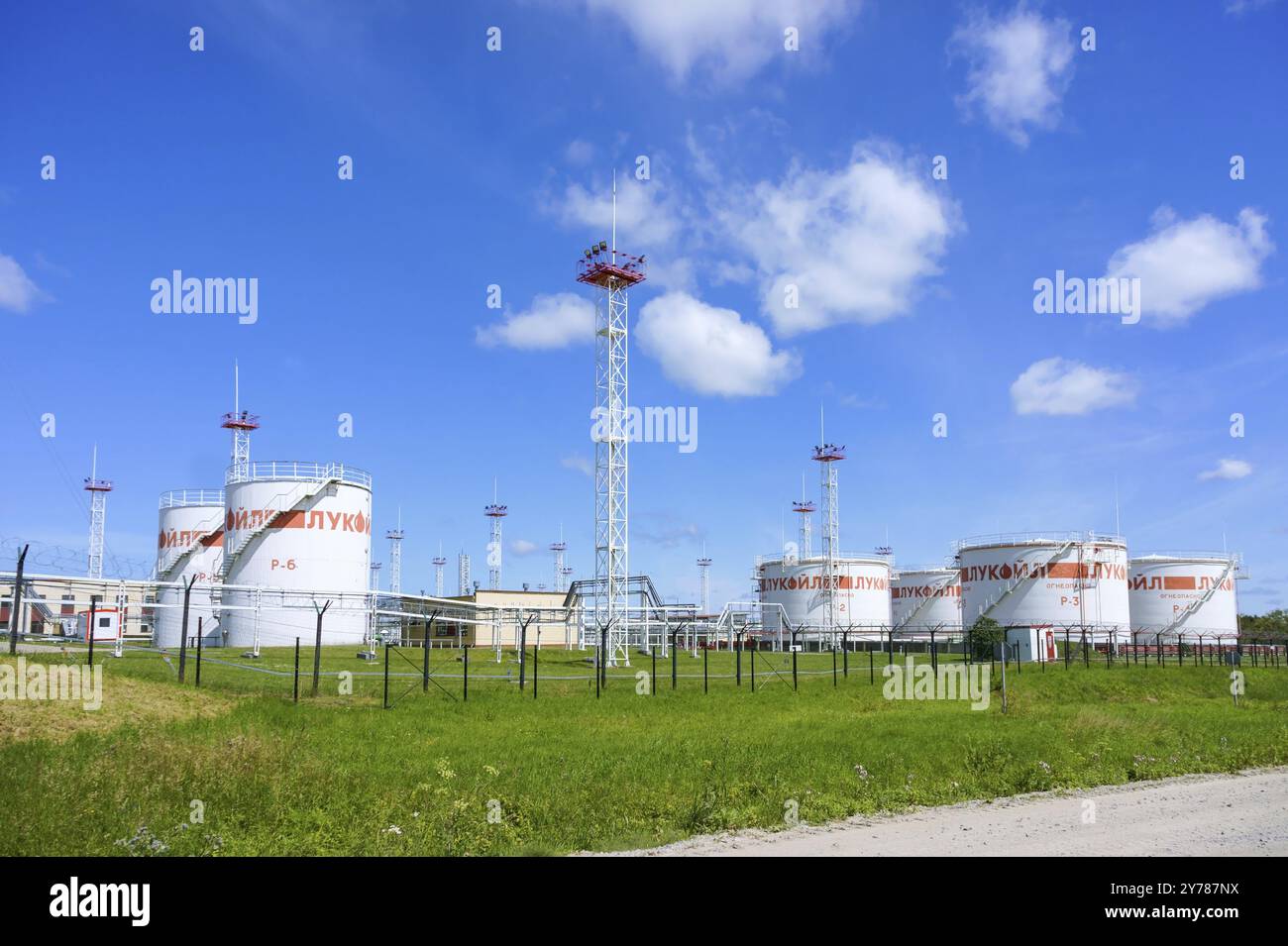 Installations pétrolières, complexe de raffinerie de pétrole, LUKOIL, compagnie pétrolière, région de Kaliningrad, Russie, 14 juillet 2019, Europe Banque D'Images