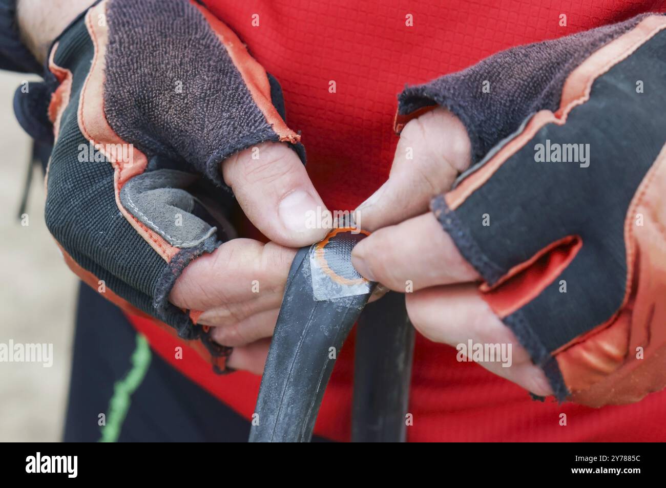 Le cycliste a mis un patch sur la caméra de vélo, scellant la caméra de vélo perforée Banque D'Images