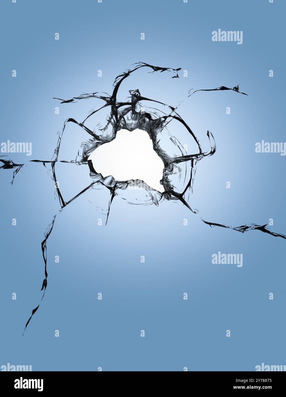 Fissures sur le verre bleu, une fenêtre cassée après le décorticage. Effet de destruction lors du bombardement Banque D'Images