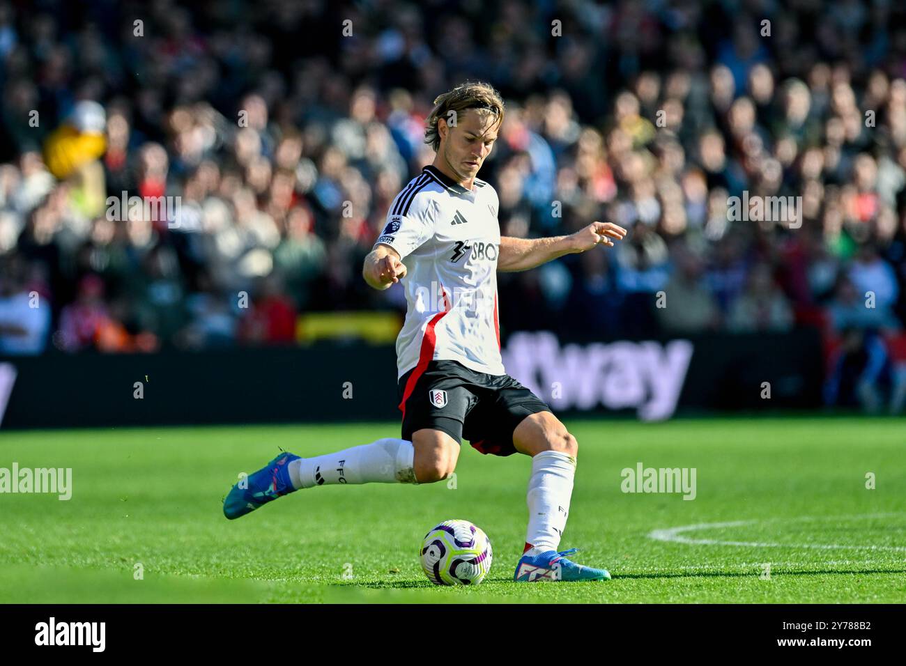 Nottingham, Royaume-Uni. 28 septembre 2024. Joachim ANDERSEN du Fulham FC frappant la balle lors du match de premier League Nottingham Forest vs Fulham au City Ground, Nottingham, Royaume-Uni, le 28 septembre 2024 (photo par Mark Dunn/News images) à Nottingham, Royaume-Uni le 28/09/2024. (Photo de Mark Dunn/News images/SIPA USA) crédit : SIPA USA/Alamy Live News Banque D'Images