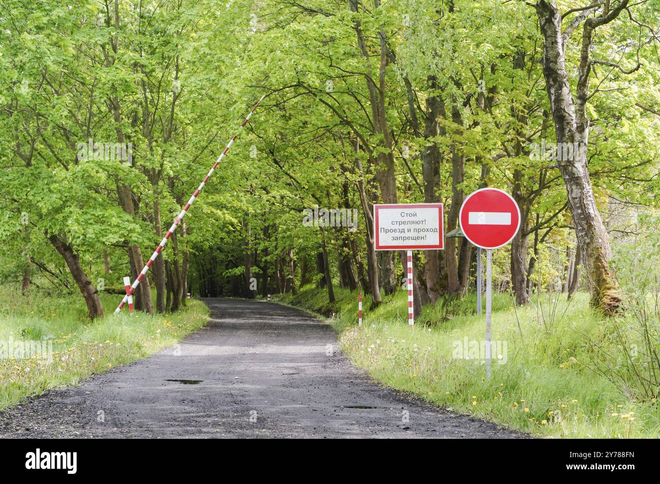 La barrière d'entrée, interdit le passage à une unité militaire dans une forêt, district de Zelenograd, région de Kaliningrad, Russie, 18 mai 2019, Europe Banque D'Images