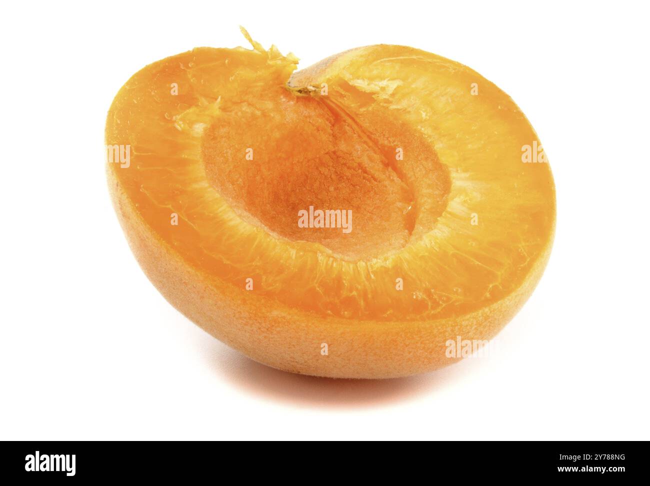 Moitié abricot mûr isolé sur fond blanc Banque D'Images