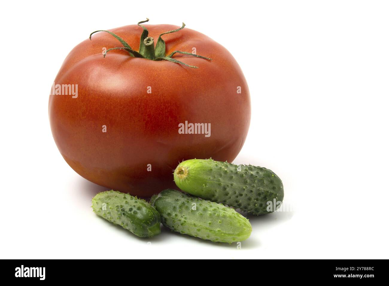 Cornichons frais et grosses tomates rouges isolés sur fond blanc Banque D'Images