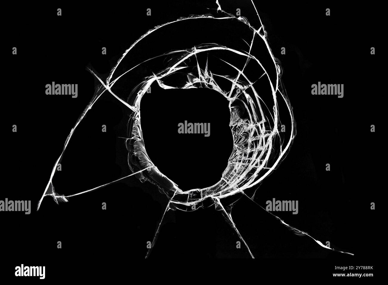 La texture du verre brisé, l'abstraction des fissures dans une fenêtre endommagée.Concept de trou sur fond noir pour la conception Banque D'Images