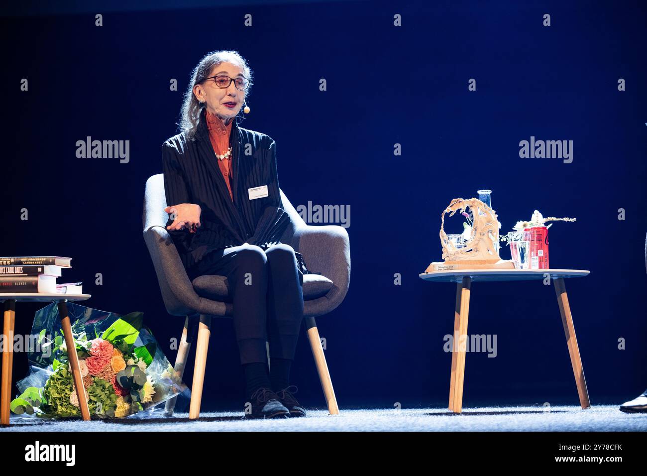 Auteur Joyce Carol Oates reçoit le premier prix honorifique de Bomässan, Sjöjungfrun, lors de Bokmässan, salon du livre, à Svenska Mässan, Gothenburg, Suède, samedi. Banque D'Images