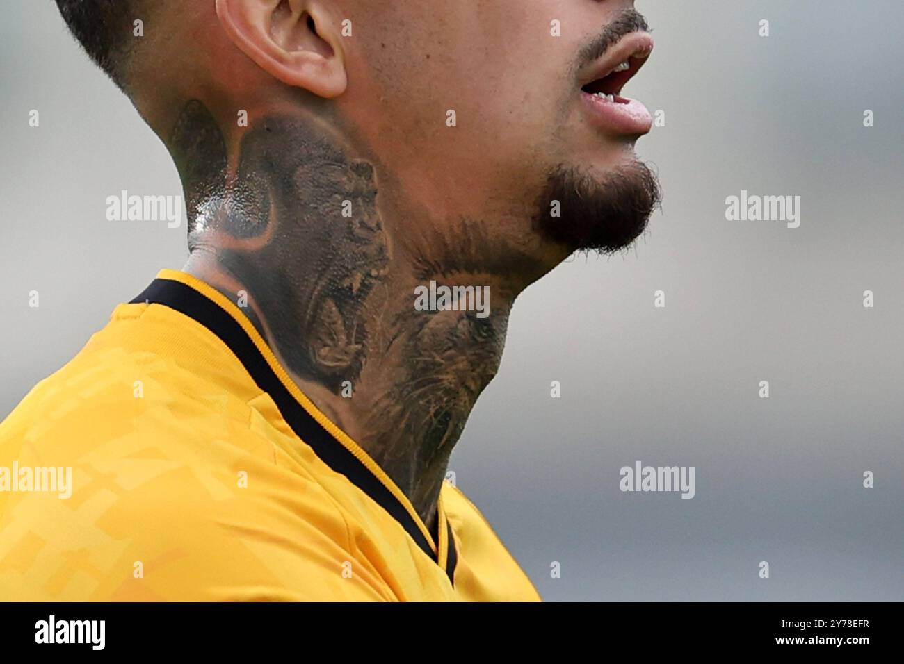 Newport, Royaume-Uni. 28 septembre 2024. Une vue détaillée du tatouage animal sur le cou de Courtney Baker-Richardson du comté de Newport . EFL football League Two match, comté de Newport contre Crewe Alexandra au Rodney Parade à Newport, pays de Galles le samedi 28 septembre 2024. Cette image ne peut être utilisée qu'à des fins éditoriales. Usage éditorial uniquement, photo par crédit : Andrew Orchard sports Photography/Alamy Live News Banque D'Images
