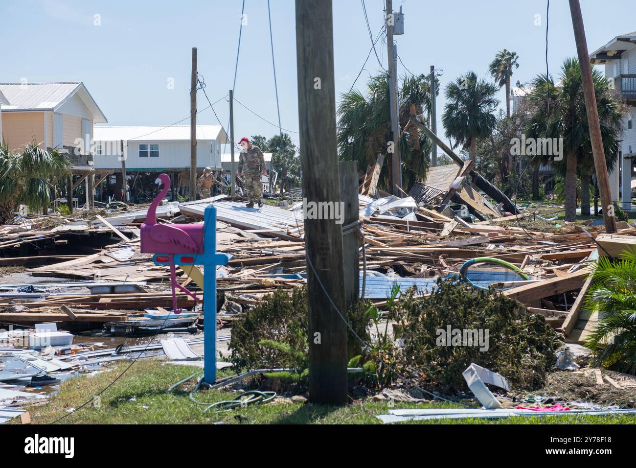 Keaton Beach, États-Unis. 27 septembre 2024. Les débris et les restes de maisons sont dispersés dans la région à la suite de l'ouragan Helene, le 27 septembre 2024 à Keaton Beach, en Floride. Keaton Beach a été le plus durement touché par la tempête massive de catégorie 4, détruisant environ 90 % des maisons et des propriétés. Crédit : SSGT. Jacob Hancock/US Air Force/Alamy Live News Banque D'Images