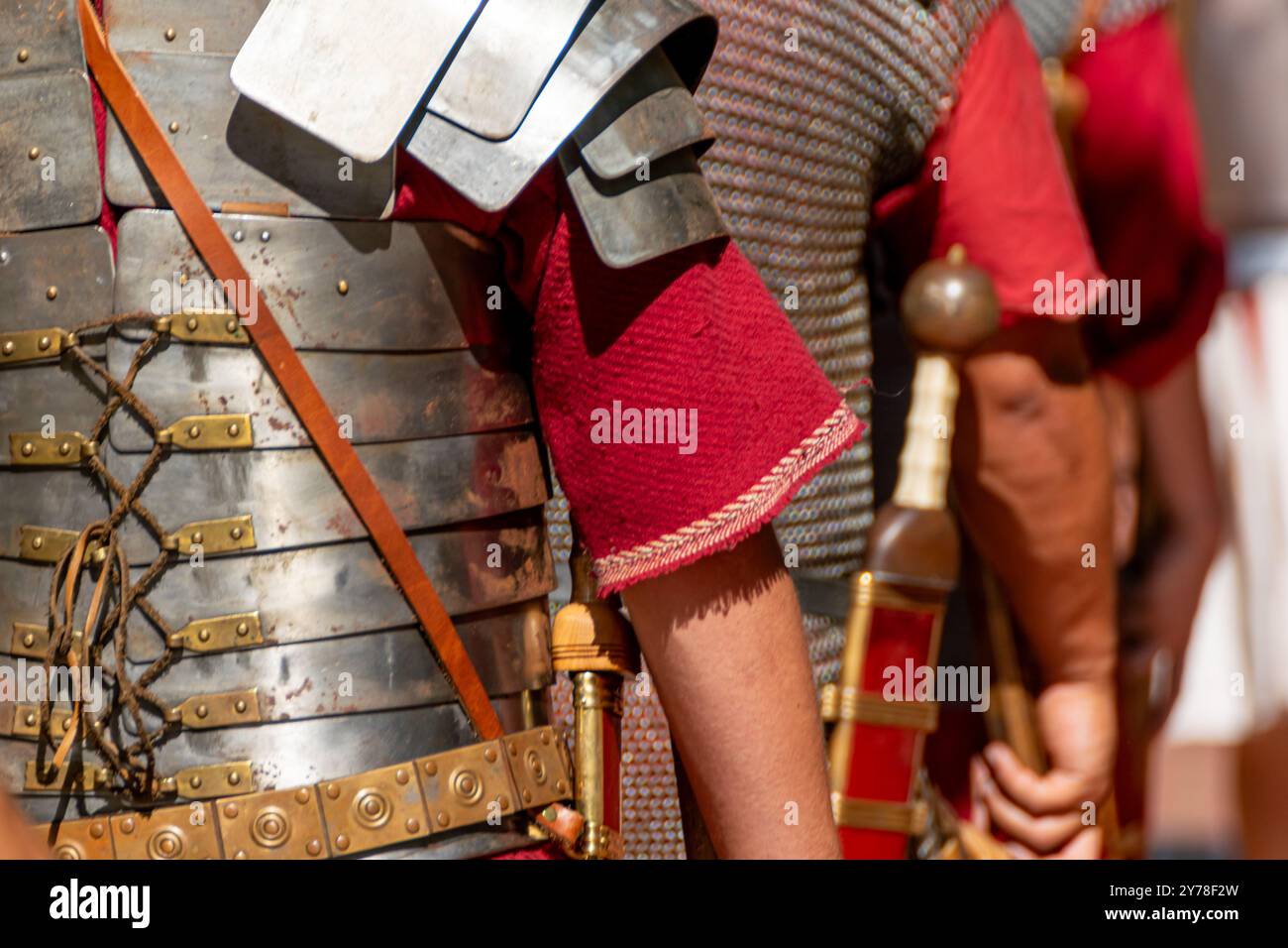 détail d'un ancien soldats romains, légionnaires romains en armure métallique lors d'un festival historique Banque D'Images