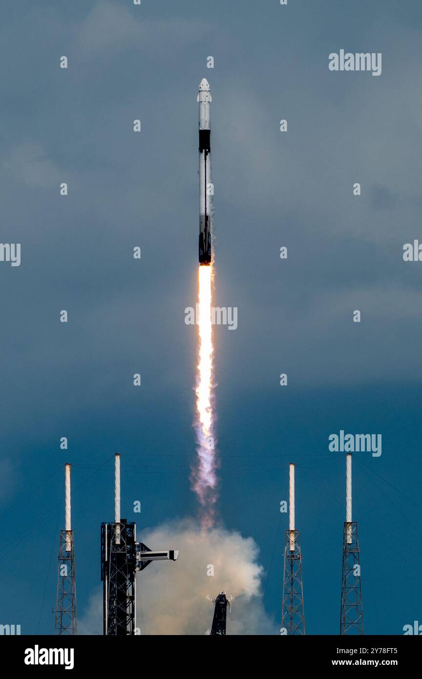 Une fusée SpaceX Falcon 9 est lancée depuis le Space Launch Complex 40 à Cape Canaveral Space Force Station, Floride, le 28 septembre 2024. La fusée a transporté Col. Nick Hague de la Force spatiale américaine dans un vaisseau spatial Dragon qu'il est prêt à piloter vers la Station spatiale internationale. Ce lancement Crew-9 marque la première fois qu'un USSF Guardian se lance dans l'espace. (Photo de l'US Space Force par l'aviateur principal Spencer Contreras) Banque D'Images