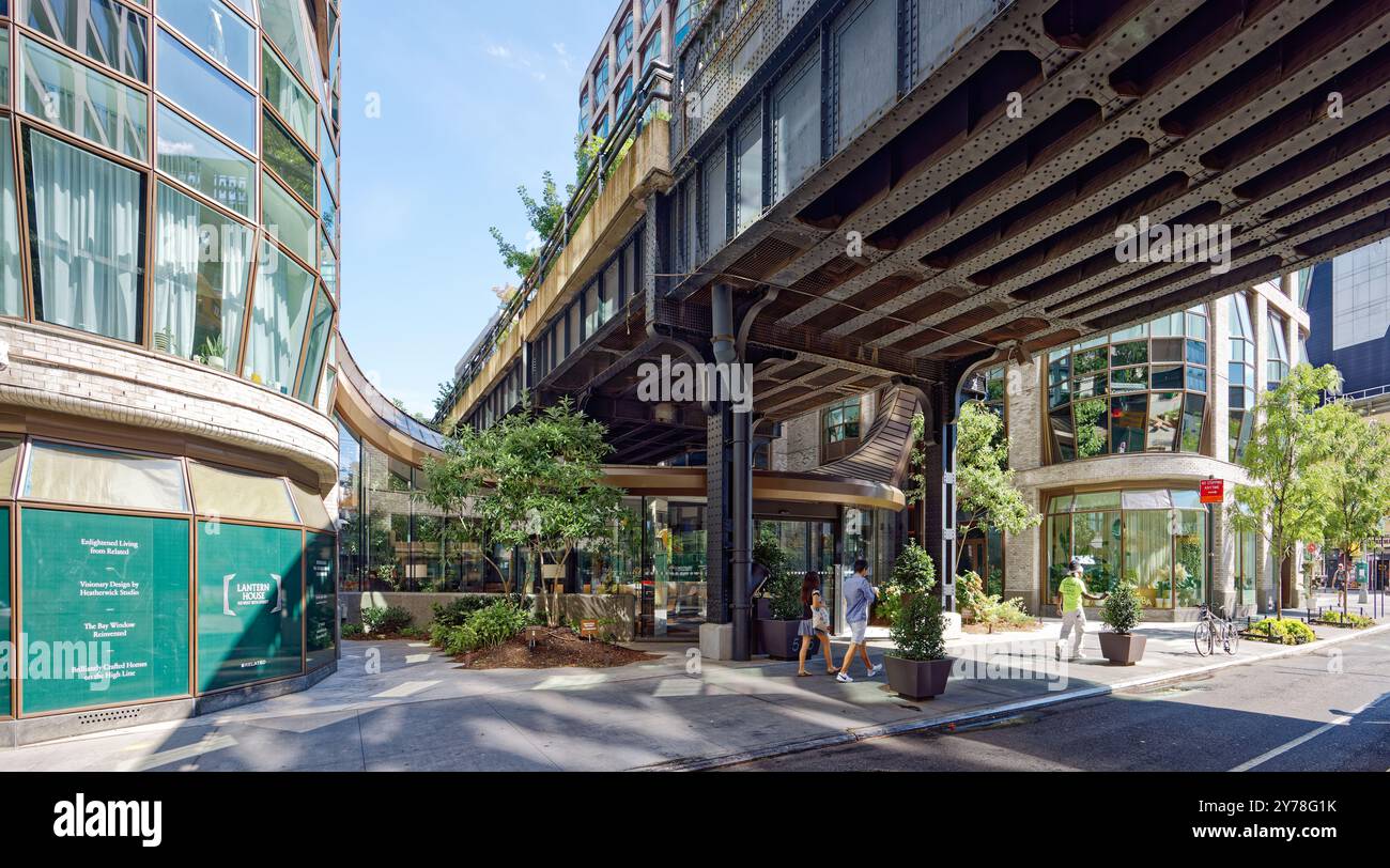 Un hall vitré à coiffe de bronze passe sous la High Line, reliant les tours est et ouest de Lantern House. Banque D'Images