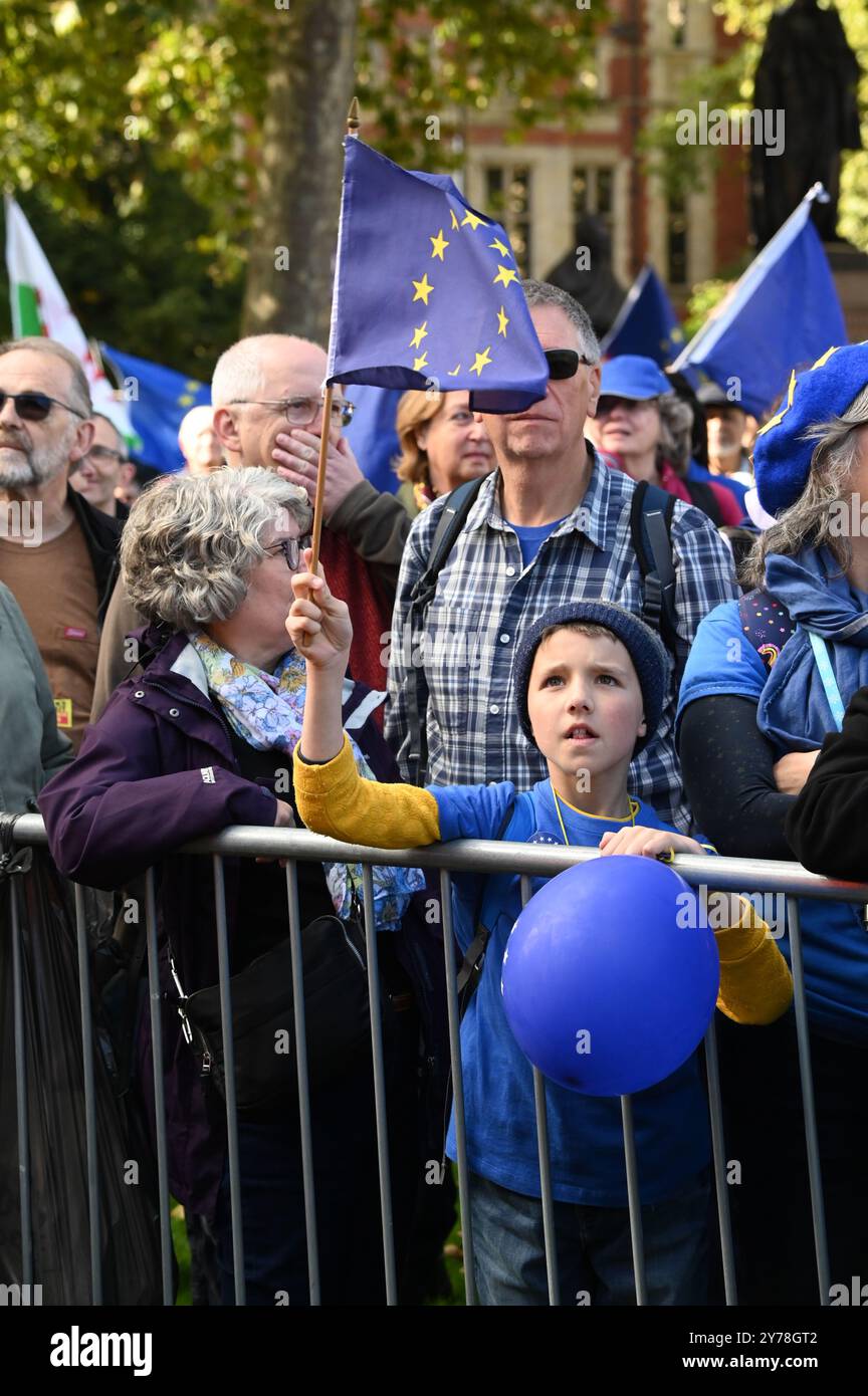 LONDRES, ROYAUME-UNI. 28 septembre 2024. Le troisième rassemblement NRM aura lieu sur Parliament Square à Londres, au Royaume-Uni. Les militants soutiennent que le Brexit a été un échec dû au fait que le voisin de la Grande-Bretagne est en Europe, pas en Amérique. Les militants soutiennent que le Royaume-Uni rejoindra le rassemblement de l'Union européenne sur Parliament Square à Londres, au Royaume-Uni. (Photo de 李世惠/Voir Li/Picture Capital) crédit : Voir Li/Picture Capital/Alamy Live News Banque D'Images