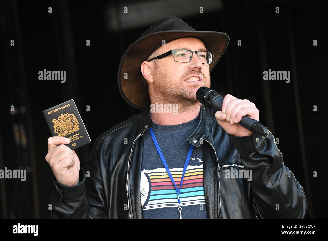 LONDRES, ROYAUME-UNI. 28 septembre 2024. Le conférencier Graham Hughes au troisième rassemblement du NRM aura lieu sur Parliament Square à Londres, au Royaume-Uni. Les militants soutiennent que le Brexit a été un échec dû au fait que le voisin de la Grande-Bretagne est en Europe, pas en Amérique. Les militants soutiennent que le Royaume-Uni rejoindra le rassemblement de l'Union européenne sur Parliament Square à Londres, au Royaume-Uni. (Photo de 李世惠/Voir Li/Picture Capital) crédit : Voir Li/Picture Capital/Alamy Live News Banque D'Images