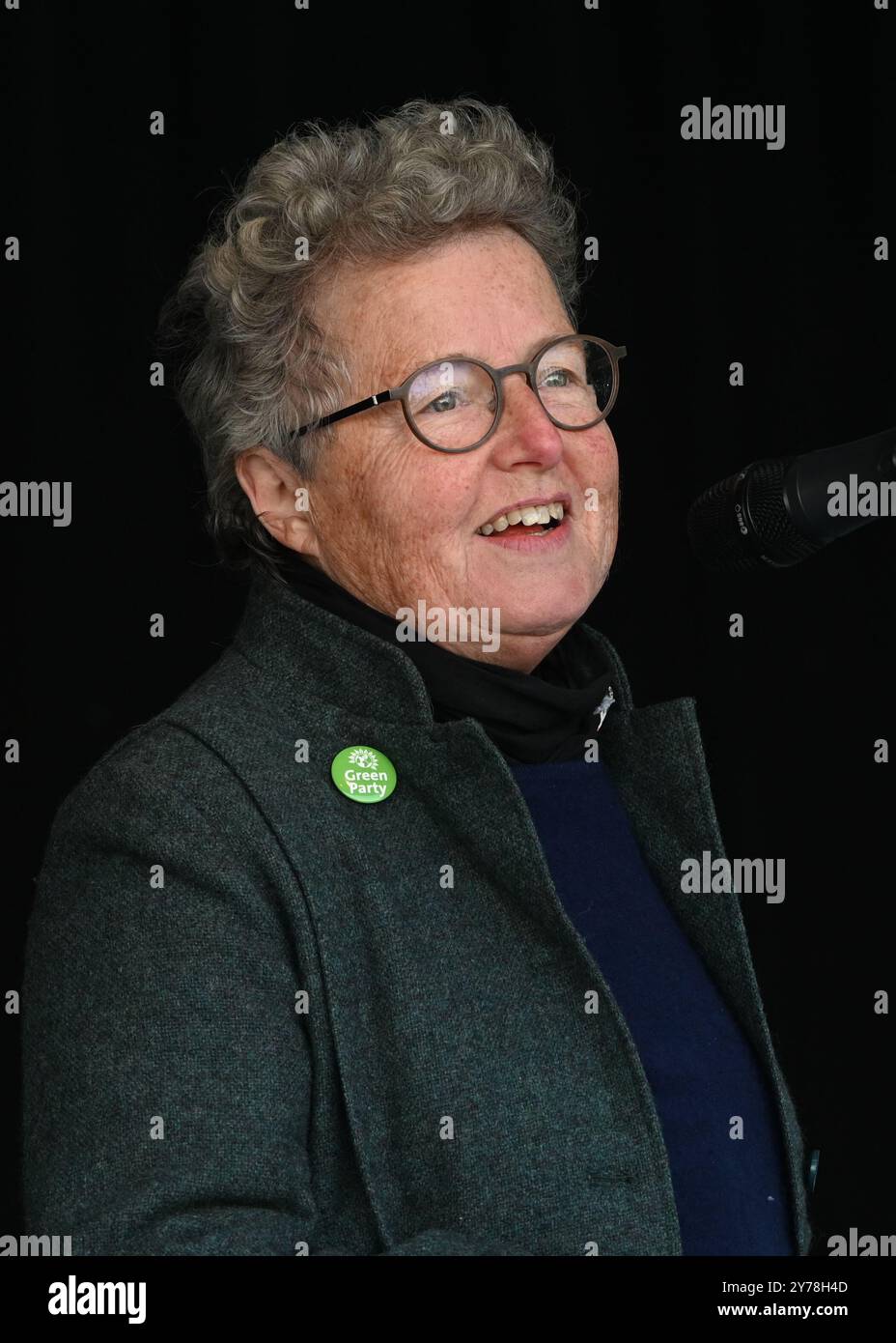 LONDRES, ROYAUME-UNI. 28 septembre 2024. La Présidente Catherine Rowett est une ancienne députée européenne au troisième rassemblement du NRM qui se tiendra sur Parliament Square à Londres, au Royaume-Uni. Les militants soutiennent que le Brexit a été un échec dû au fait que le voisin de la Grande-Bretagne est en Europe, pas en Amérique. Les militants soutiennent que le Royaume-Uni rejoindra le rassemblement de l'Union européenne sur Parliament Square à Londres, au Royaume-Uni. (Photo de 李世惠/Voir Li/Picture Capital) crédit : Voir Li/Picture Capital/Alamy Live News Banque D'Images