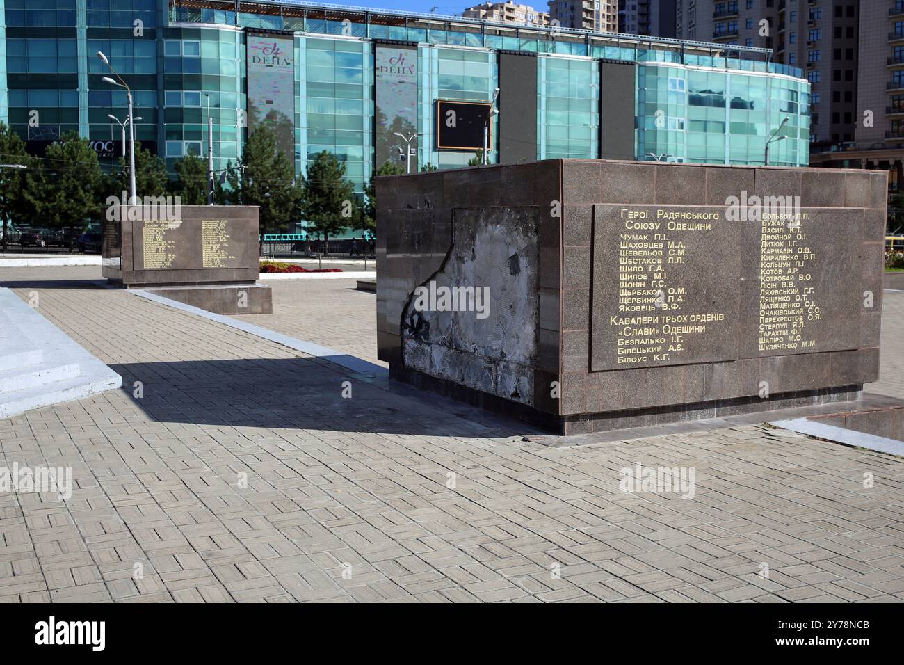 Une vue d'un endroit où le bas-relief de l'ordre de Lénine et la médaille d'or de l'étoile étaient le conseil municipal d'Odessa se prépare à démolir ou déplacer 19 monuments qui contiennent des symboles de la politique impériale russe. La liste comprend des monuments célèbres, en particulier : Monument à Gorki, maquettes de l'ordre de Lénine, place du dixième d'avril, mémorial des 'ailes de la victoire' (partiellement démantelé), Monument à Babel, Monument à Alexandre II, Monument à Pouchkine, Monument à Tchernyakhovsky Banque D'Images