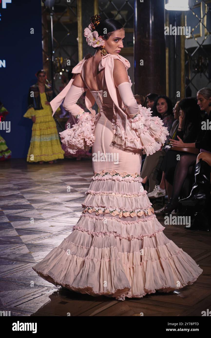 Madrid, Espagne. 28 septembre 2024. SIMOF Madrid, semaine internationale de la mode Flamenco - Un mannequin marche sur la piste de mode pendant le défilé de Castrejon au SIMOF Madrid, semaine internationale des collections de mode Flamenco au Wellington Hotel and Spa. Crédit : EnriquePSans/Alamy Live News Banque D'Images