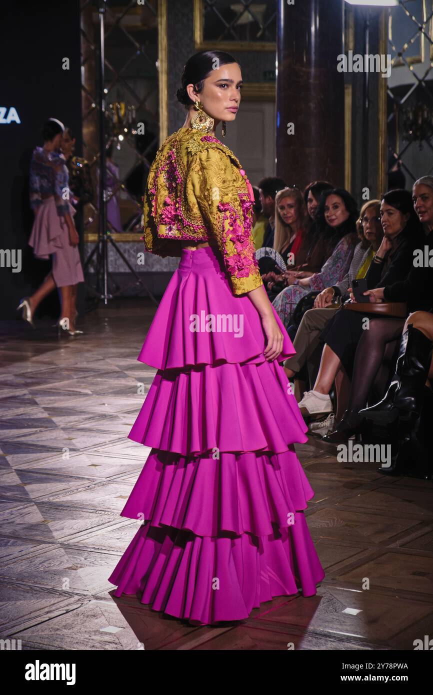 Madrid, Espagne. 28 septembre 2024. SIMOF Madrid, semaine internationale de la mode Flamenco - Un mannequin marche sur la piste de mode pendant le défilé Nuria Moraza au SIMOF Madrid, semaine internationale des collections de mode Flamenco au Wellington Hotel and Spa. Crédit : EnriquePSans/Alamy Live News Banque D'Images