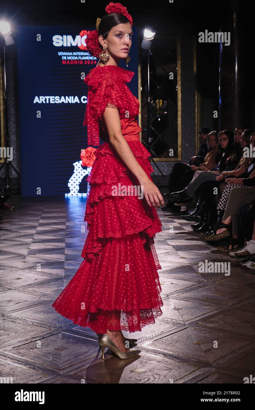 Madrid, Espagne. 28 septembre 2024. SIMOF Madrid, semaine internationale de la mode Flamenco - Un mannequin marche sur la piste de mode pendant le MOF&Artà Evocadora. Exposition de l'Association de la mode artisanale Flamenco au SIMOF Madrid, semaine internationale des collections de mode Flamenco au Wellington Hotel and Spa. Crédit : EnriquePSans/Alamy Live News Banque D'Images