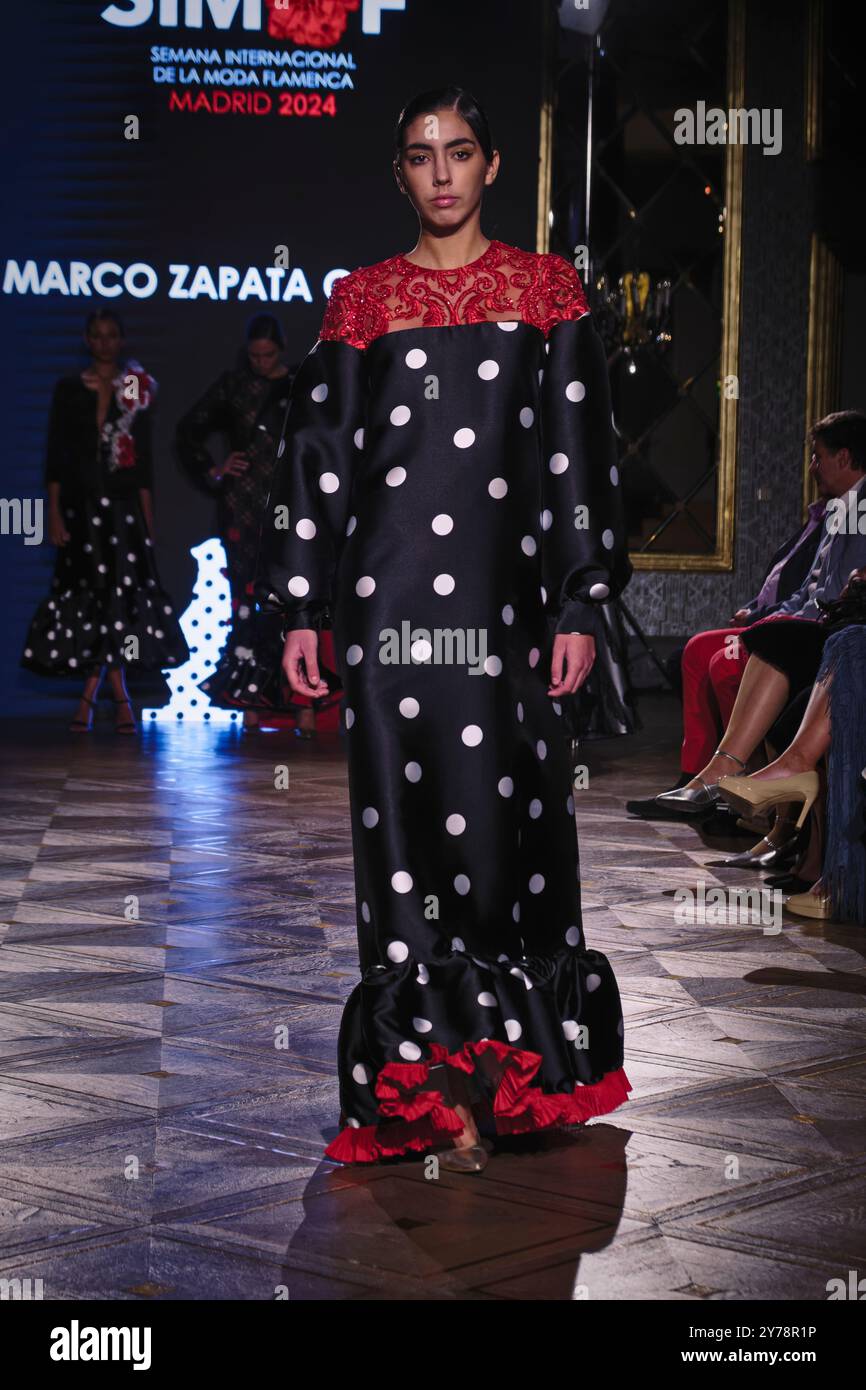 Madrid, Espagne. 28 septembre 2024. SIMOF Madrid, semaine internationale de la mode Flamenco - Un mannequin marche sur la piste de mode pendant le défilé Marco Zapata Costura au SIMOF Madrid, semaine internationale des collections de mode Flamenco au Wellington Hotel and Spa. Crédit : EnriquePSans/Alamy Live News Banque D'Images