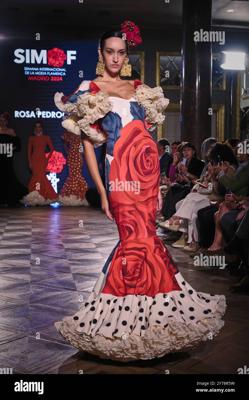 Madrid, Espagne. 28 septembre 2024. SIMOF Madrid, semaine internationale de la mode Flamenco - Un mannequin marche sur la piste de mode pendant le défilé Rosa Pedroche au SIMOF Madrid, semaine internationale des collections de mode Flamenco au Wellington Hotel and Spa. Crédit : EnriquePSans/Alamy Live News Banque D'Images