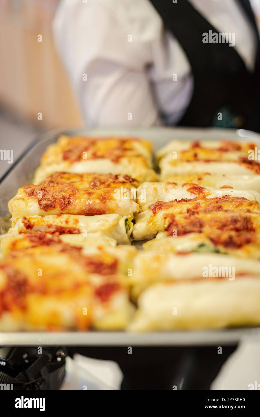 Cannelloni italien au gratin au restaurant. Banque D'Images