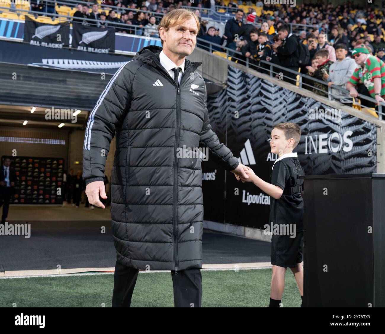 Wellington, Nouvelle-Zélande. 28 septembre 2024. Scott Robertson, entraîneur de tous les Balck, reconnaît le garçon de balle alors qu'il entre sur le terrain pour l'échauffement d'avant-match. New Zealand All Blacks vs Australie. Championnat de rugby, deuxième épreuve de la Bledisloe Cup. Wellington. Nouvelle-Zélande. La Nouvelle-Zélande bat l'Australie 33-13 (HT 19-13). (Joe Serci/SPP) crédit : SPP Sport Press photo. /Alamy Live News Banque D'Images