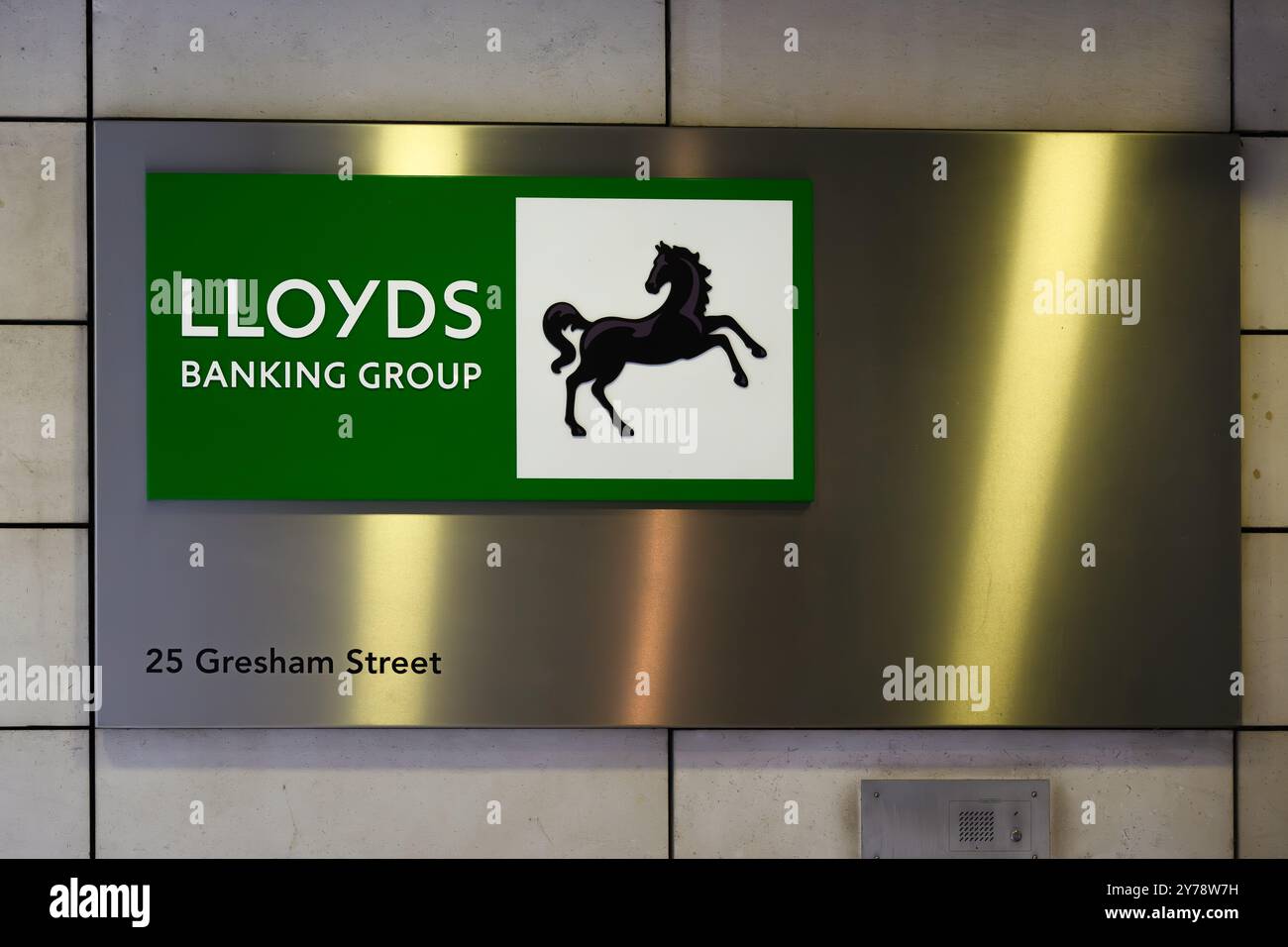 Londres, Royaume-Uni - 18 septembre 2024 ; signe au siège social de Lloyds Banking Group 25 Gresham Street avec le logo de la marque Banque D'Images