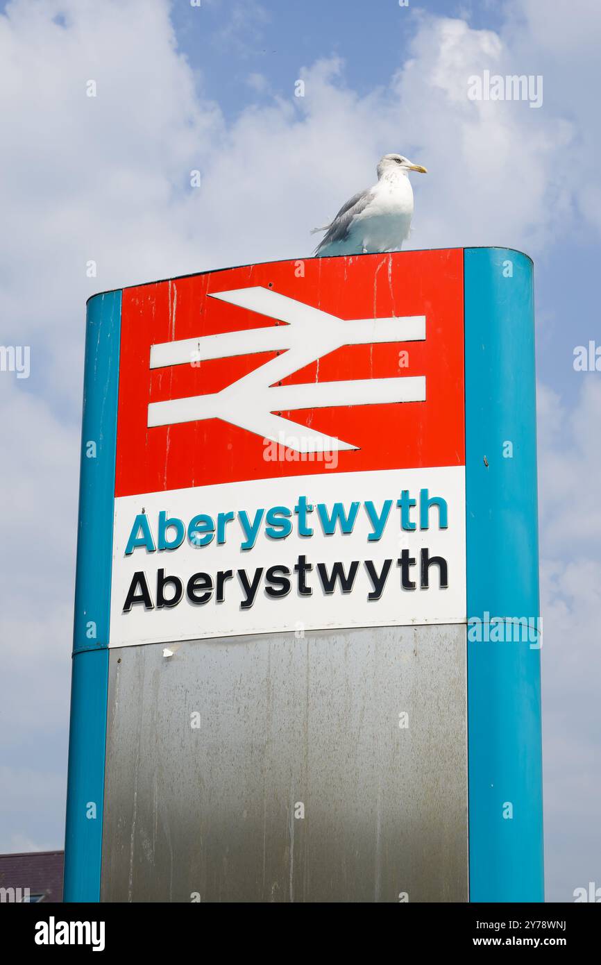 Aberystwyth, pays de Galles, Royaume-Uni - Septemer 6, 2024 ; panneau ferroviaire de la gare avec doubles flèches à Aberystwyth Banque D'Images
