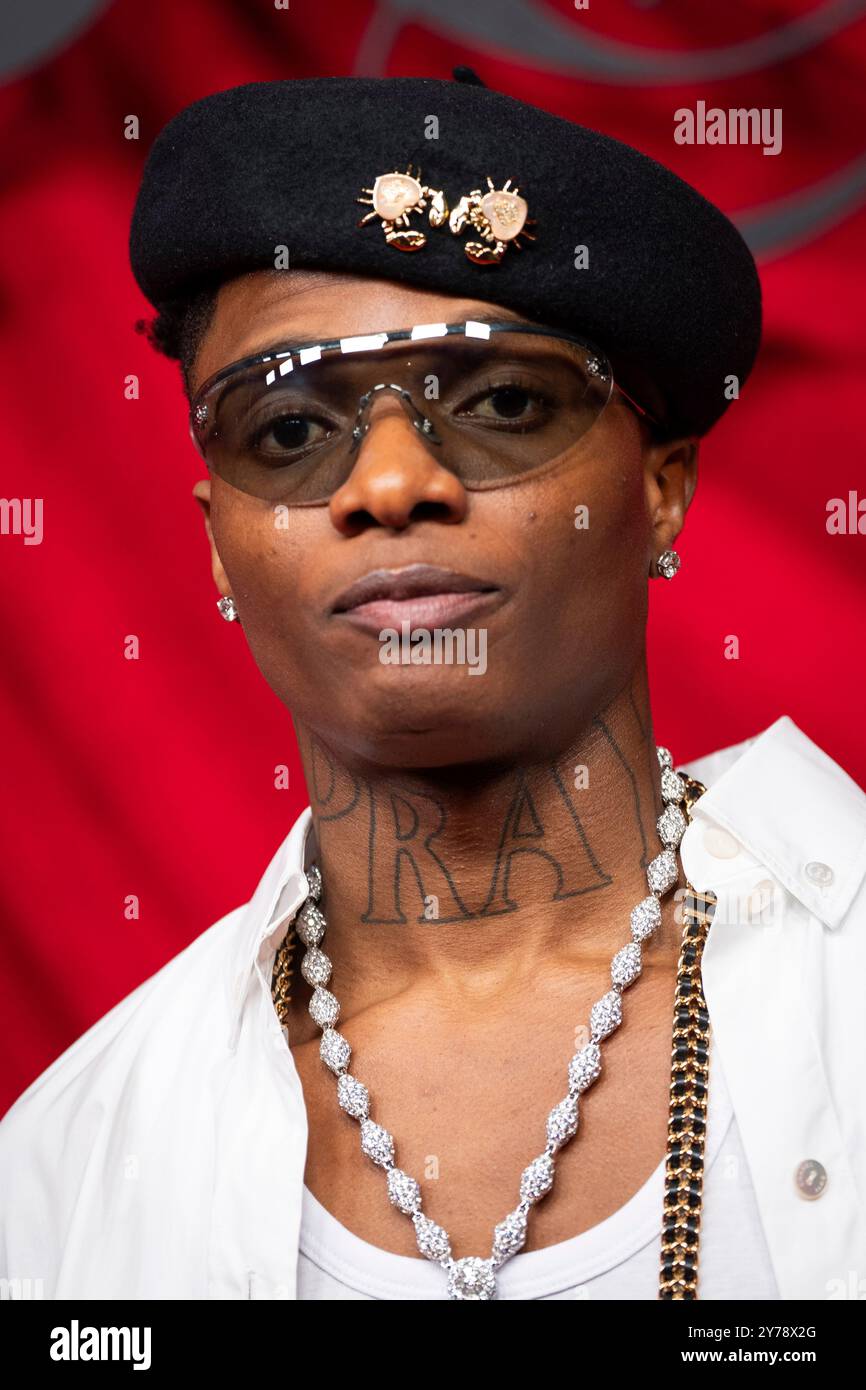 Wizkid attends the BoF 500 Gala held at the Shangri-La Hotel during Paris Fashion Week on Saturday, Sept. 28, 2024, in Paris. (Photo by Scott A Garfitt/Invision/AP) Banque D'Images