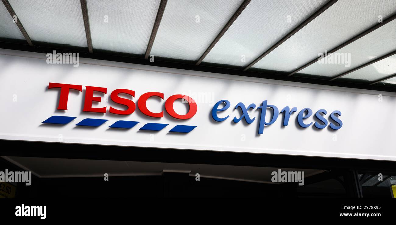 Llandudno, pays de Galles, Royaume-Uni - 17 septembre 2024 ; panneau bleu et rouge Tesco Express dépanneur en gros plan Banque D'Images